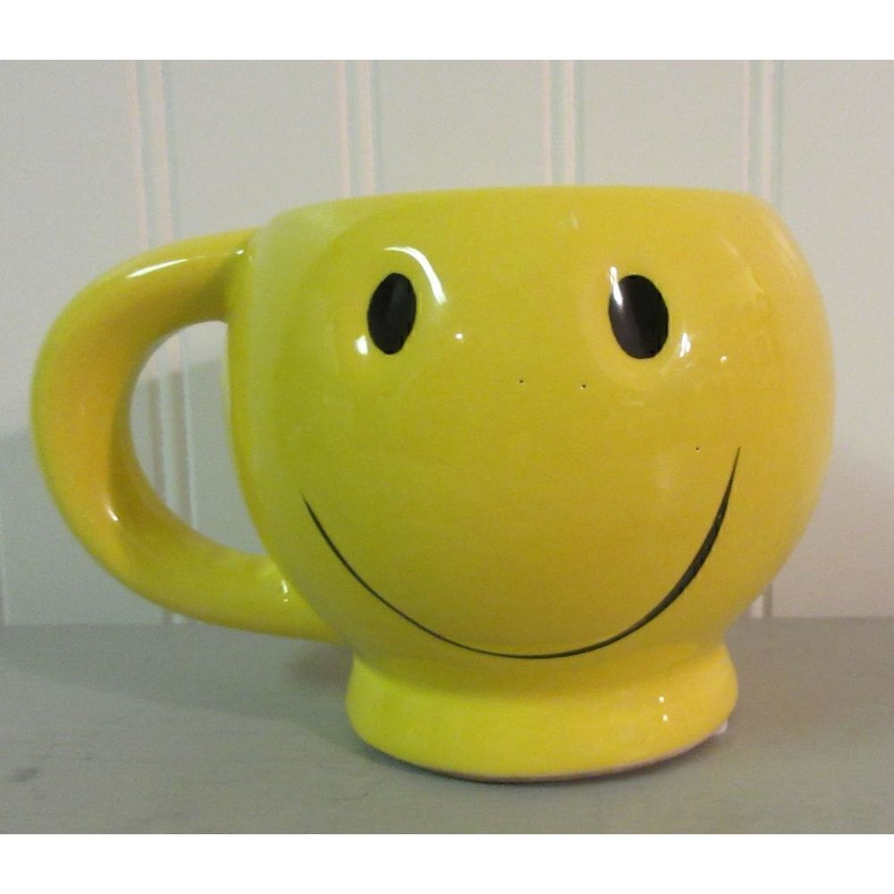 Retro smile face mug yellow